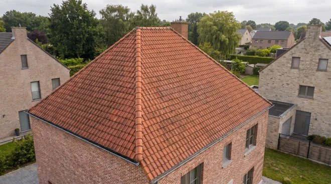 Foto VOOR — leeg dak, hoge elektriciteitsfactuur